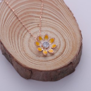 Colgante de Flor de Margarita con Esmalte Amarillo y Diamante Cultivado en Laboratorio Certificado por IGI, en Plata de Ley 925, Bonito Colgante Floral - Product Image 5
