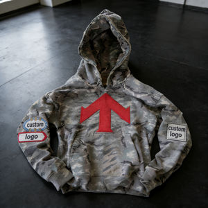 เสื้อฮู้ดดี้ผู้ชายไซส์ใหญ่สีเทาลายพราง ปักลายลูกศรสีแดง แต่งขอบดิบ ป้ายโลโก้แบบกำหนดเอง สไตล์ลำลองแนวสตรีทแวร์ - Product Image 3