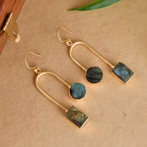 HARI OM CREATION Boucles d'oreilles pendantes en laiton et labradorite - Pierre naturelle rectangulaire, bijoux vintage mignons, certifiés IGI, cadeau bouddhiste - Product Image 1