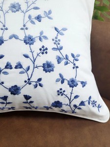Housse de coussin carrée décorative en coton blanc, broderie florale bleue personnalisée, amovible et lavable, pour siège carré – Vente en gros - Product Image 2