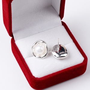 Vente en gros de boucles d'oreilles en argent sterling 925 massif avec perles d'eau douce naturelles, ondulées, bijoux fins, Memoria Jewels - Product Image 6