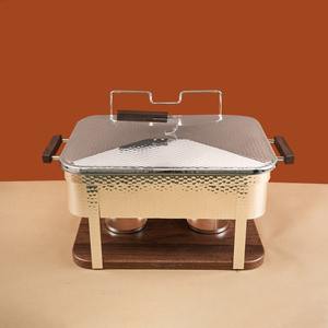 Plat à chafing rectangulaire en acier inoxydable martelé avec base et poignées en bois, chauffe-plats professionnel pour buffets et traiteurs hôteliers - Product Image 3