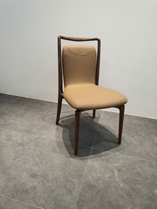 Chaise de salle à manger contemporaine en bois de noyer massif, siège rembourré en cuir de qualité supérieure pour salle à manger, mobilier d'hôtel PISANO - Product Image 1