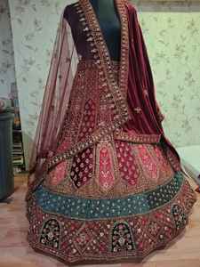 Tenue de mariée indienne en velours lourd, Lehenga Choli avec broderies de sequins et de Malti, et Dupatta en filet brodé de sequins. - Product Image 3