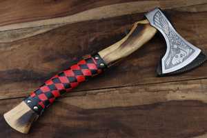 Hache viking forgée à la main, lame en acier à haute teneur en carbone, manche en bois enveloppé de cuir noir et rouge, outil de survie avec étui en cuir - Product Image 3