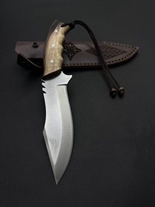 Couteau de chasse Bushcraft Maysara HC-167 – Lame fixe en acier inoxydable avec bord partiellement dentelé et manche en bois de noyer - Product Image 6