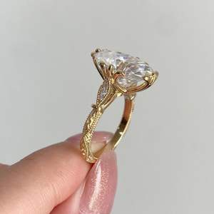 Anillo de Moissanita Ovalado de 4 Quilates Iced Jewelz, el Más Vendido, en Oro Amarillo de 14k con Engaste de Garras, Certificado IGI, Anillo de Compromiso Unisex - Product Image 4