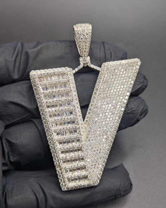 Pendentif lettre V de luxe en moissanite, argent, taille baguette, serti de diamants, bijoux hip-hop - Product Image 1