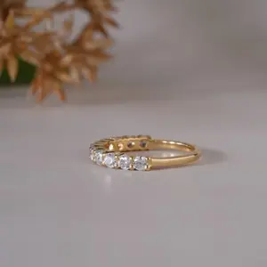 Bague de mariage demi-éternité classique en or 14 carats avec moissanite taille ronde, élégante, à griffes partagées, pour femme, cadeau d'anniversaire - Product Image 5