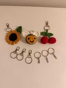 Porte-clés au crochet - Porte-clés tournesol, abeille et cerise - Breloque de sac au crochet faite à la main - Product Image 3