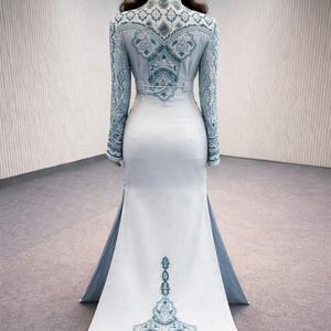 Caftán marroquí de georgette azul pastel de lujo |   Vestido Largo Elegante para Fiesta, con Bordado Intenso, Sin Arrugas, Corte Entallado y Abertura Frontal - Product Image 3