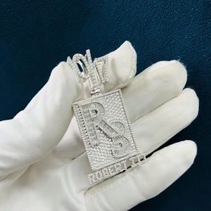 Colgante de Moissanita Hip Hop, Plata de Ley 925, Claridad VVS, Certificado IGI, Letra Rectangular, Completamente Cubierto de Diamantes, Personalizado, Unisex - Product Image 1