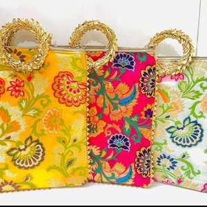 Magnifiques sacs Potli ethniques en soie Banarasi faits à la main, avec travail Gota doré, poignées en anneau, pochettes festives indiennes traditionnelles aux couleurs vives - Product Image 1