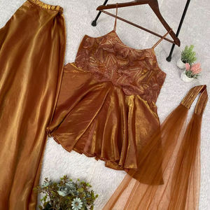 Ensemble trois pièces ethnique festif pour femme : haut brodé, palazzo et dupatta en tulle papillon - Product Image 1