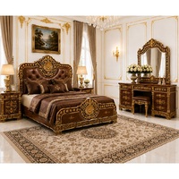 Ensemble de lit king size ravissant de style rococo, tables de chevet en teck de qualité supérieure, meubles de chambre à coucher durables et luxueux de style antique pour villas au Royaume-Uni