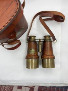 Jumelles d'imitation antique, faites à la main, avec housse en cuir poli et lustré, ceinture en laiton massif, cadeaux - Product Image 2