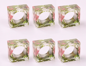 Ronds de serviette carrés en résine avec fleurs roses pressées et feuilles vertes pour une décoration de table élégante - Product Image 3