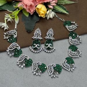 Ensemble collier et boucles d'oreilles classiques en laiton plaqué argent et zircon, adorable et élégant, pour femmes, idéal pour les mariages, les fêtes et les occasions spéciales. - Product Image 2