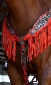 El juego de tachuelas de caballo de fuego de cuero genuino con flecos rojos incluye sillines de placa de pecho de cabeza caballo occidental de temporada - Product Image 3