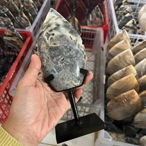 Jaspe Mamba noir naturel poli à la flamme, sculpté à la main, 12,5 cm avec support en fer, cristaux Feng Shui, pierre de guérison - Product Image 3