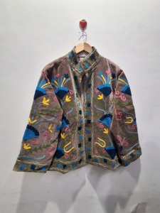 Chaqueta de Terciopelo Premium Hecha a Mano para Mujer, Bordado Floral Botánico, Terciopelo Color Durazno, Abrigo de Moda - Product Image 1