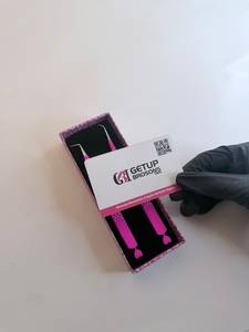 แหนบดัดขนตาสีชมพูร้อน 45/90 องศา ผลิตจากสแตนเลสเคลือบสีเงิน ปลายไฟเบอร์ ป้องกันแม่เหล็ก ป้องกันไฟฟ้าสถิตย์ จับถนัดมือ ใช้งานได้อย่างราบรื่น - Product Image 3