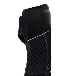 Protector de espinilla de cuero PU para adultos, color negro, con cierre de gancho y bucle, equipo de protección para deportes en todas las estaciones - Product Image 4