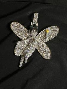 Pendentif élégant en forme de papillon, bijoux en argent plaqué or jaune avec pierre scintillante, accessoire de mode pour femmes et hommes - Product Image 1