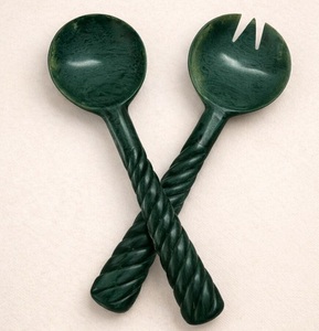 Ensemble de service à salade 2 pièces de style américain en résine écologique – Cuillère et fourchette vertes, résistants au lave-vaisselle et au micro-ondes - Product Image 1