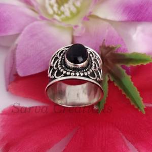 แหวนเงินแท้ 925 ประดับพลอยออนิกซ์สีดำทรงรีธรรมชาติ ดีไซน์วินเทจลายฉลุ วงกว้าง สำหรับผู้หญิง ขายส่งเครื่องประดับ - Product Image 3