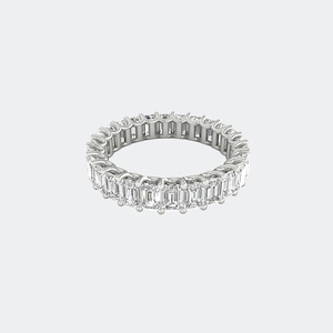 แหวนเพชรทรงเอเมอรัลด์ 3.90 กะรัต ผลิตในห้องปฏิบัติการ แบบ Eternity Ring ระดับความสะอาด VVS VS ตัวเรือนทอง 14K สี DEF ทรง Step Cut ขนาดใหญ่ สามารถสวมซ้อนกับแหวนแต่งงานได้ - Product Image 6
