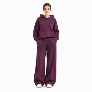 Conjunto Cómodo Personalizado para Mujer, Sudadera con Capucha y Pantalones Deportivos Anchos a Juego - Product Image 1