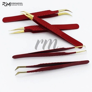 Pince à épiler de précision en acier inoxydable rouge RABIAMIRAAL INDUSTRIES avec pointes dorées pour extensions de cils, couleur rouge poudré - Product Image 1