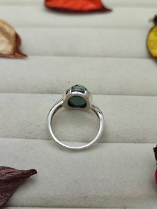 Bague en Titane et Quartz Indicolite, Bijou Distinctif en Pierre Naturelle, Pièce d'Exception Raffinée, Bague Cocktail Artisanale pour Femme - Product Image 4