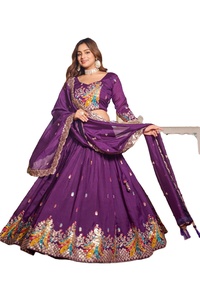 ชุดเลเฮนกาโชลีผ้าไหมวิชิตราระดับพรีเมียม พร้อมผ้าคลุมไหล่ปักเลื่อมลายลูกไม้ ชุดเสื้อผ้าสำหรับงานเทศกาลฤดูหนาว ความยาวระดับพื้น - Product Image 2