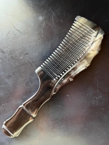 Peigne démêlant artisanal moderne en corne de buffle naturelle, forme naturelle, cadeau de mariage, décoration intérieure, objet de collection - Product Image 1