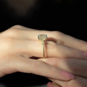 Anillo de compromiso de moissanita incoloro de corte radiante con vástago dividido, anillo de diamante radiante chapado en oro de 14k, regalo de anillo nupcial para boda. - Product Image 2