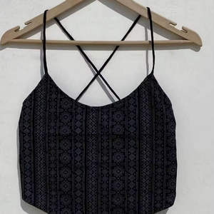 เสื้อแอบสแตรกต์สไตล์วินเทจสีดำสวยงามเสื้อครอปพิมพ์ลายผูกเชือกคล้องคอแต่งพู่ระบายอากาศได้ดี - Product Image 2