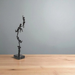 Escultura de Metal y Mármol: El Progreso en Forma de Objeto Decorativo para el Hogar, Ideal para Estantes, Repisas o Librerías - Product Image 3