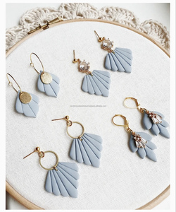 ต่างหูระย้าเรซินหลากสีพร้อมเพชรที่เหมาะกับทุกเพศดีไซน์รูปปีกไขว้ทางศาสนาของคริสเตียนสำหรับเป็นของขวัญแต่งงานงานหมั้น - Product Image 3