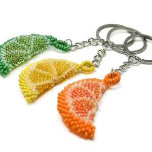 Elegante llavero hecho a mano con cuentas multicolor, accesorio para bolso al mejor precio - Product Image 1