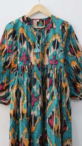 Vestido de Gasa de Algodón con Estampado Ikat - Vestido Midi con Cuello Profundo - Product Image 3