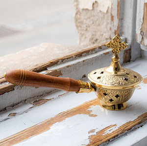 Antique style brass dhoop incense <b>burner</b> holder with long curved <b>side</b> handle, available at wholesale prices. - Product Image 4