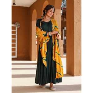 ชุดสูทผ้าชีฟองสีเขียวเอลลี่กรีน ไซส์ XS พร้อมผ้าคลุมไหล่สีเหลืองมัสตาร์ด - Product Image 3