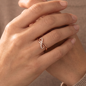 Bague créole de luxe en or rose avec émeraude et diamants, 1 carat, finition or rose, accents émeraude et détails diamant - Product Image 2