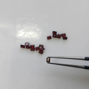 โกเมนสีแดงธรรมชาติ 2.5x2 มม. ทรงบาแกตต์ คุณภาพดีที่สุด พลอยเม็ดเดี่ยวสำหรับทำเครื่องประดับ - Product Image 4