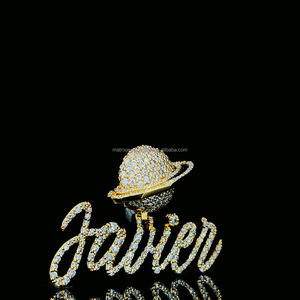 Colgante de nombre de estilo cursivo chapado en oro de 14K con forma de planeta personalizada Colgante de moissanita de hip hop en plata de ley 925 - Product Image 2