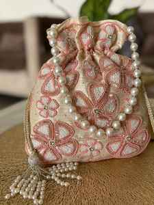 Bolso de mano tipo Potli rosa hecho a mano con bordado Zardosi dorado y perlas, para novias, bodas, con cordón ajustable, para fiestas nocturnas. - Product Image 6