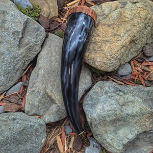 Corne à boire naturelle polie avec bordure en laiton et sangle en cuir – Accessoires de luxe pour bière et vin style Viking, vente en gros - Product Image 6