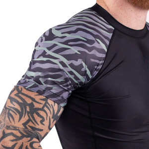 Rashguard unisexe léger, design OEM, pour entraînement en salle de sport, impression de logo entièrement personnalisée, respirant, en spandex/polyester, manches courtes - Product Image 6